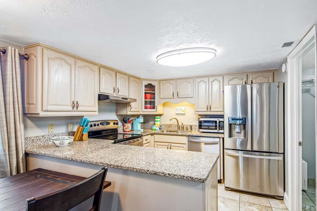 Beachfront condo with balcony, pools, sauna & ocean views - snowbird-friendly