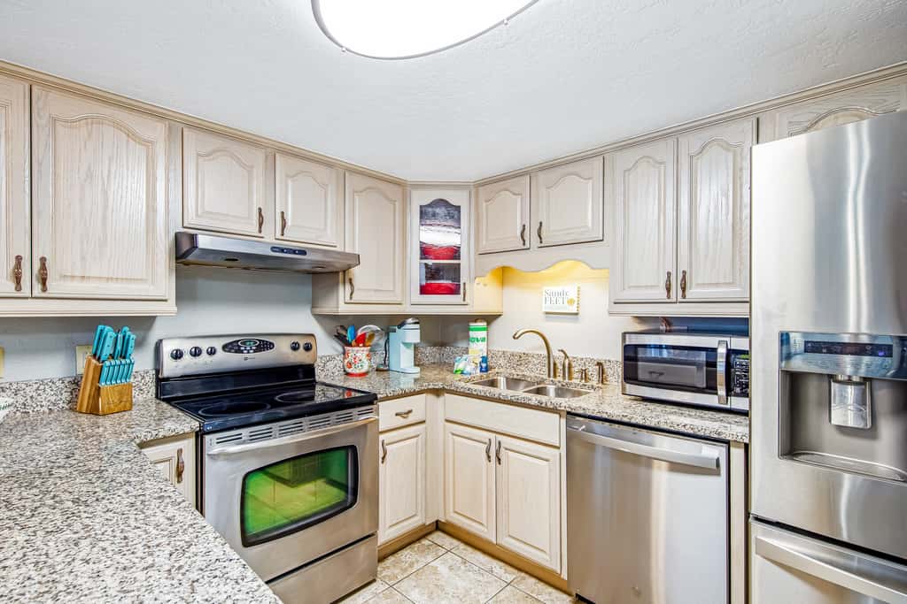 Beachfront condo with balcony, pools, sauna & ocean views - snowbird-friendly