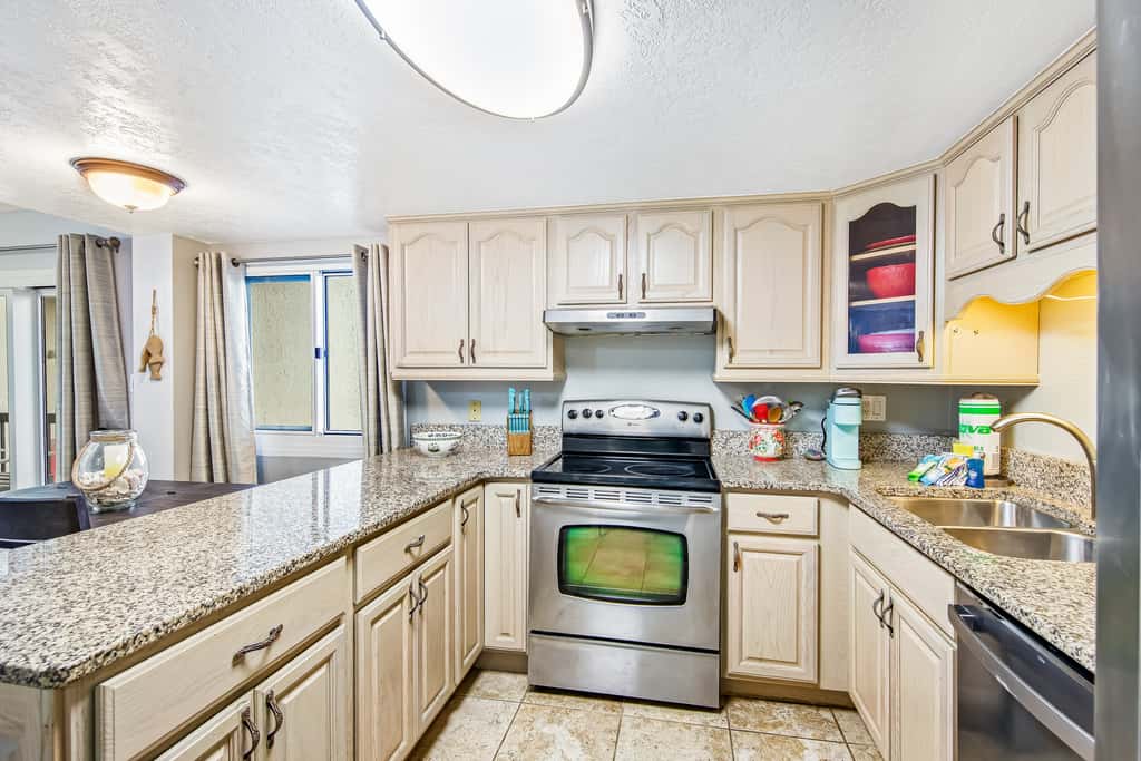 Beachfront condo with balcony, pools, sauna & ocean views - snowbird-friendly