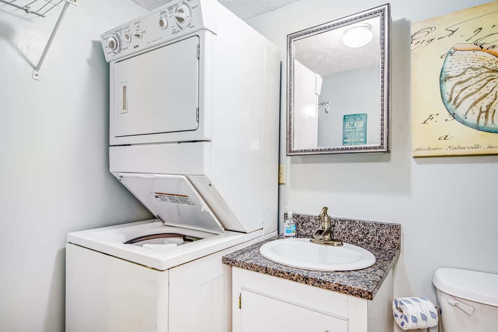 Beachfront condo with balcony, pools, sauna & ocean views - snowbird-friendly