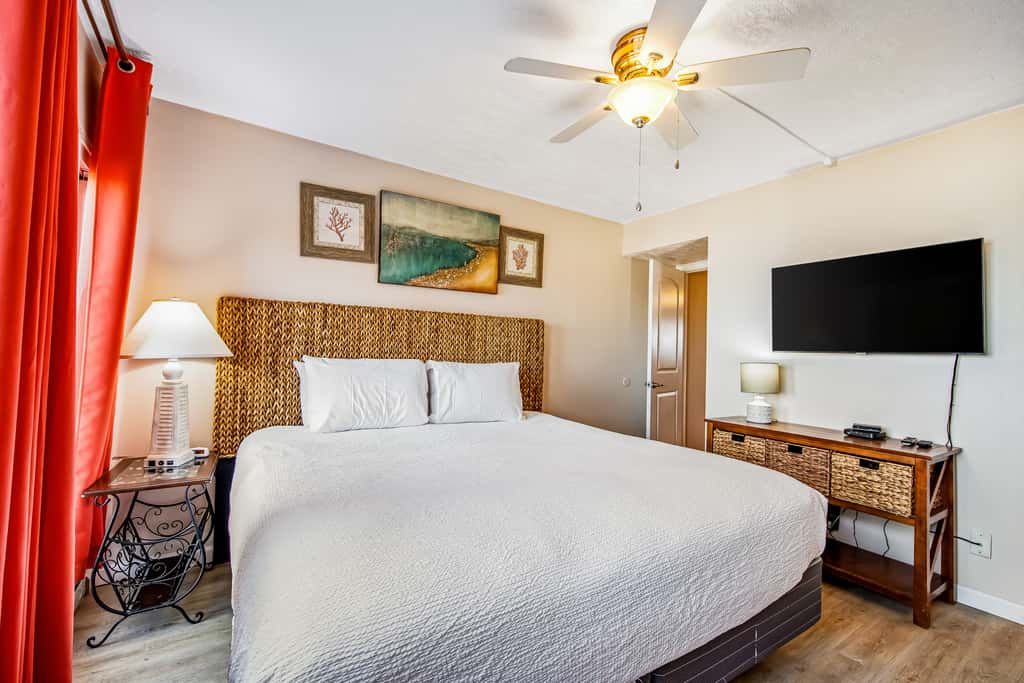 Beachfront condo with balcony, pools, sauna & ocean views - snowbird-friendly