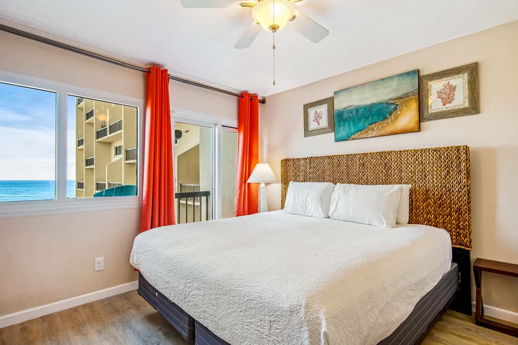 Beachfront condo with balcony, pools, sauna & ocean views - snowbird-friendly
