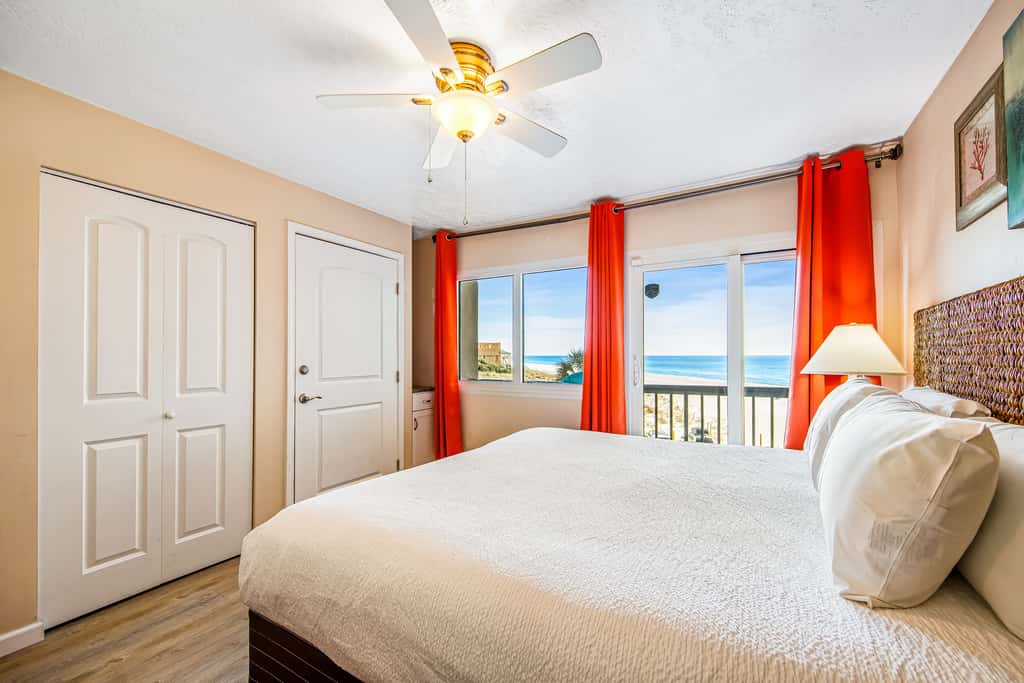 Beachfront condo with balcony, pools, sauna & ocean views - snowbird-friendly