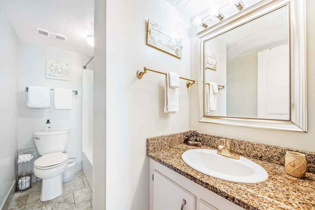 Beachfront condo with balcony, pools, sauna & ocean views - snowbird-friendly