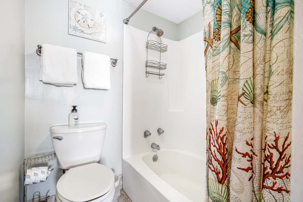 Beachfront condo with balcony, pools, sauna & ocean views - snowbird-friendly