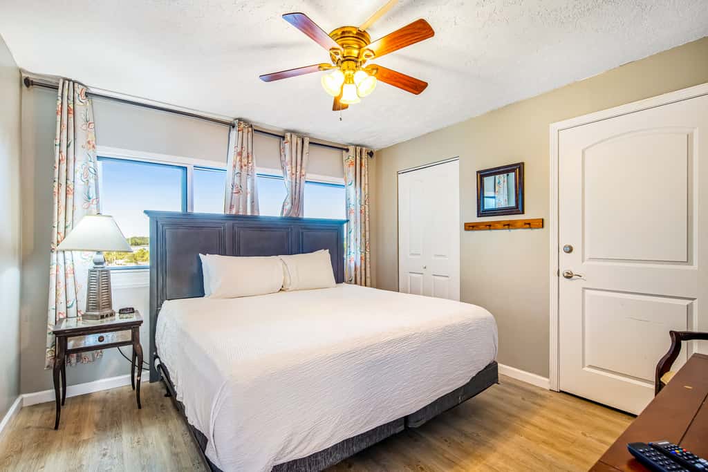 Beachfront condo with balcony, pools, sauna & ocean views - snowbird-friendly
