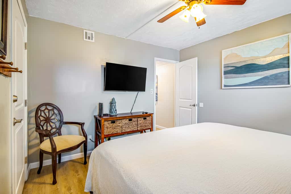 Beachfront condo with balcony, pools, sauna & ocean views - snowbird-friendly
