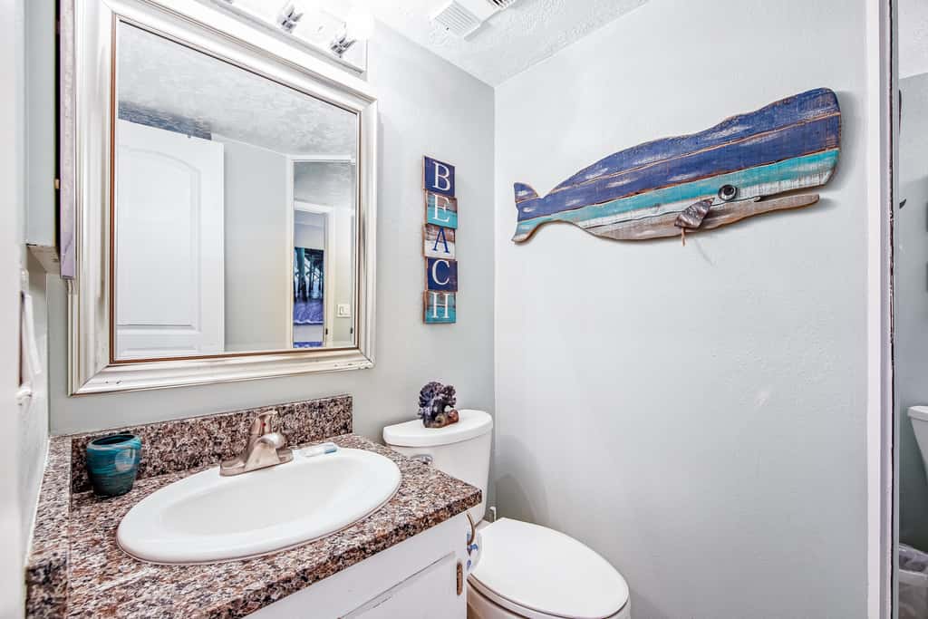 Beachfront condo with balcony, pools, sauna & ocean views - snowbird-friendly