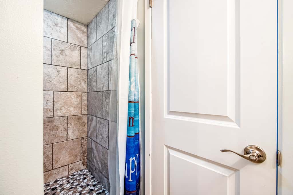 Beachfront condo with balcony, pools, sauna & ocean views - snowbird-friendly