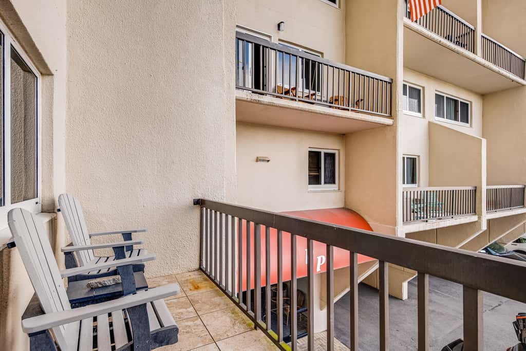 Beachfront condo with balcony, pools, sauna & ocean views - snowbird-friendly