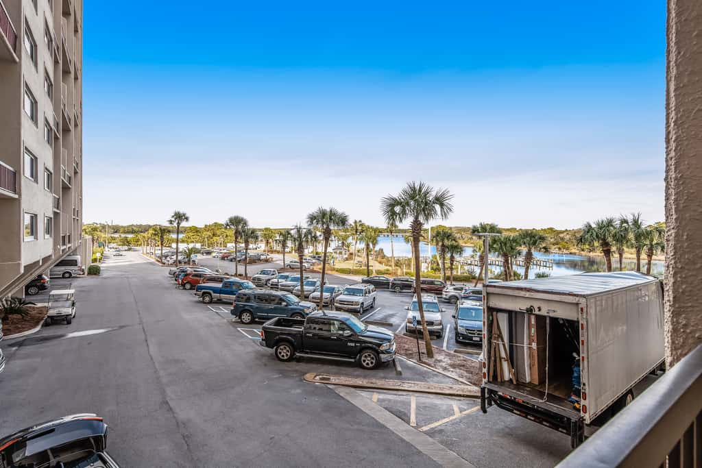 Beachfront condo with balcony, pools, sauna & ocean views - snowbird-friendly