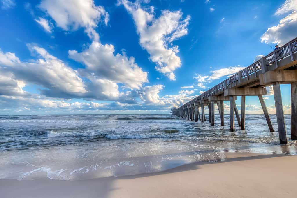 Beachfront condo with balcony, pools, sauna & ocean views - snowbird-friendly