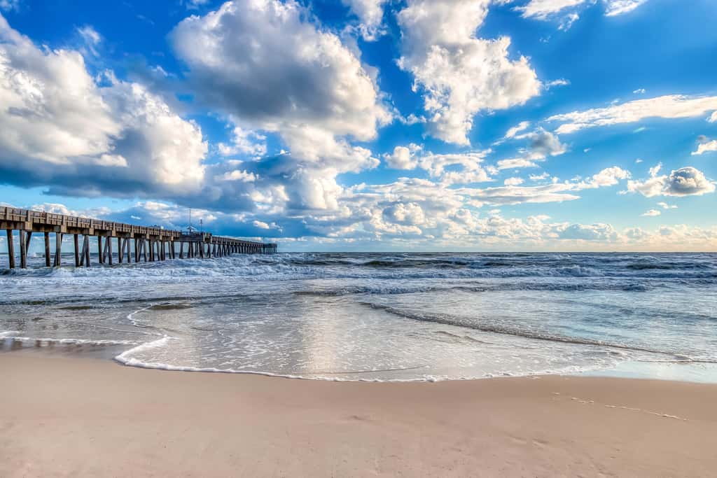 Beachfront condo with balcony, pools, sauna & ocean views - snowbird-friendly