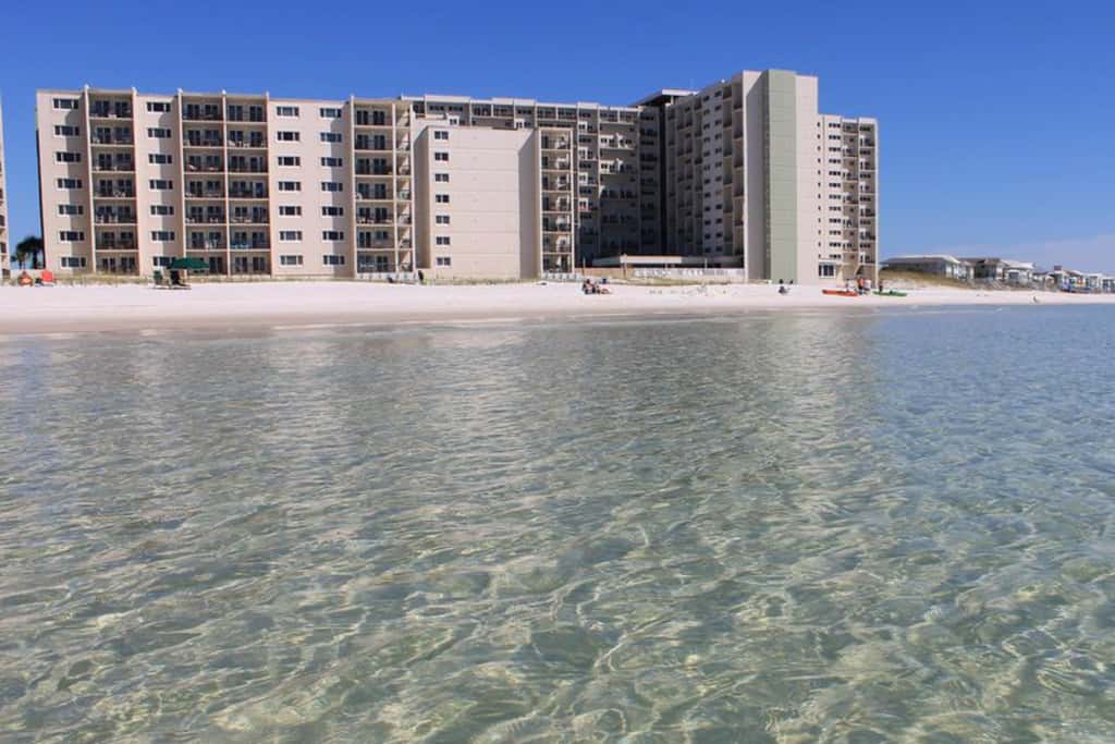 Beachfront condo with balcony, pools, sauna & ocean views - snowbird-friendly