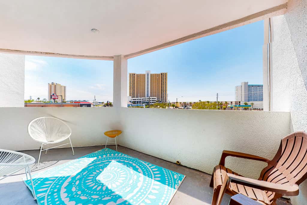 Cozy condo in paradise with pool, sauna & private dock - snowbird-friendly