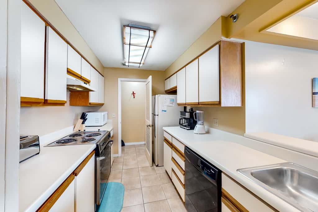 Cozy condo in paradise with pool, sauna & private dock - snowbird-friendly
