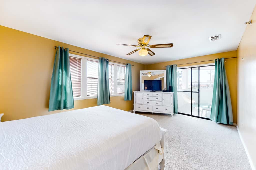 Cozy condo in paradise with pool, sauna & private dock - snowbird-friendly