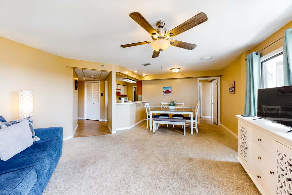 Cozy condo in paradise with pool, sauna & private dock - snowbird-friendly