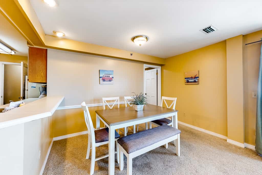 Cozy condo in paradise with pool, sauna & private dock - snowbird-friendly
