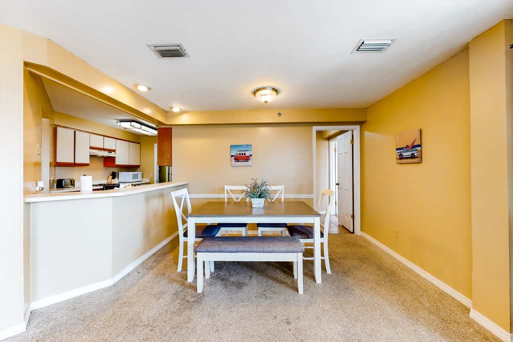 Cozy condo in paradise with pool, sauna & private dock - snowbird-friendly