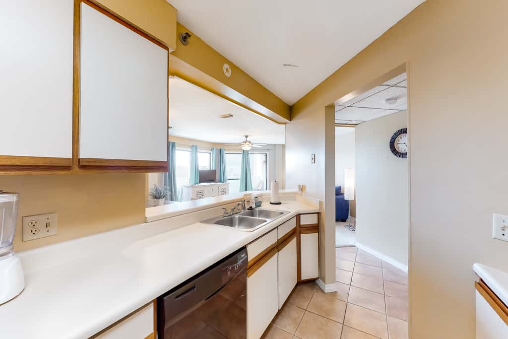 Cozy condo in paradise with pool, sauna & private dock - snowbird-friendly