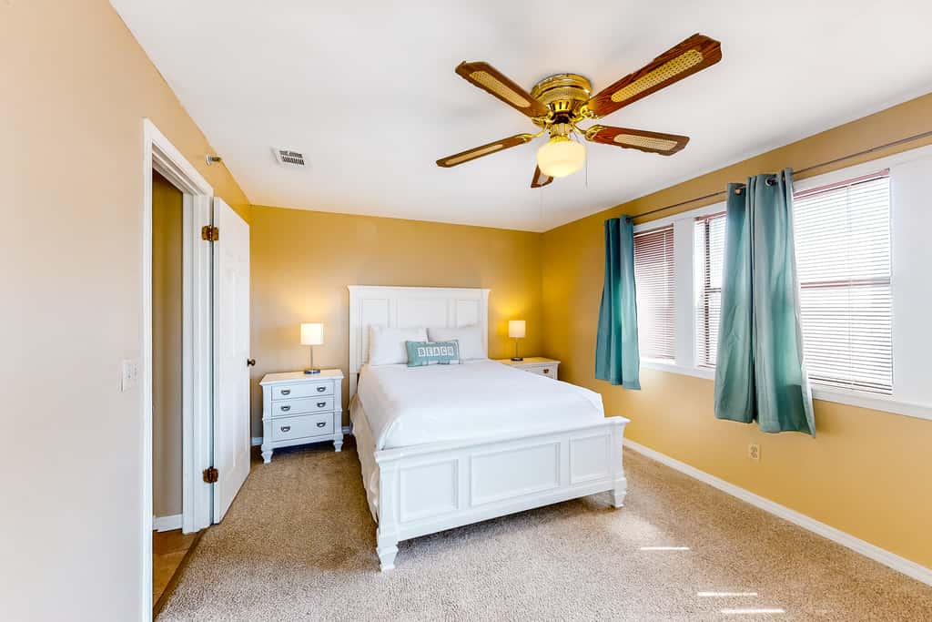 Cozy condo in paradise with pool, sauna & private dock - snowbird-friendly