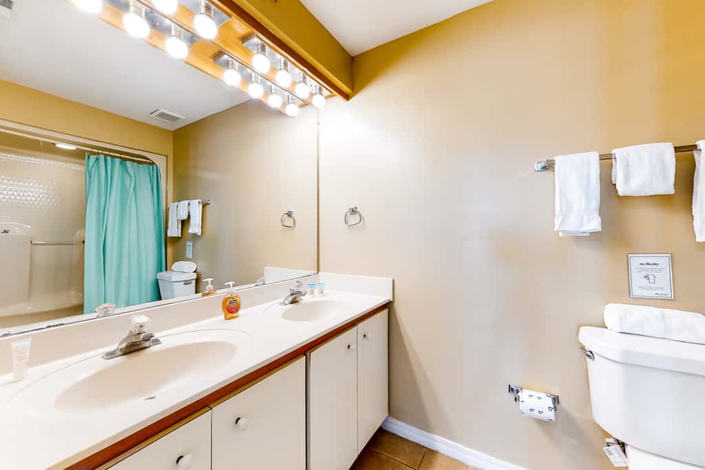 Cozy condo in paradise with pool, sauna & private dock - snowbird-friendly