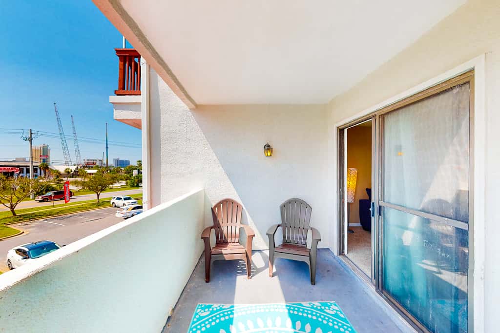Cozy condo in paradise with pool, sauna & private dock - snowbird-friendly
