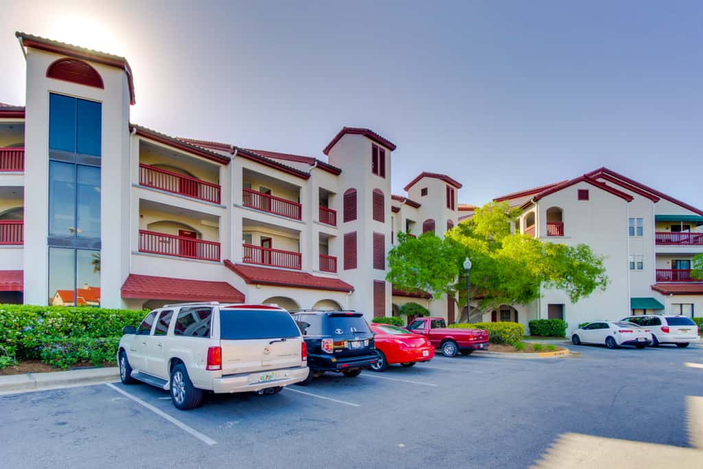 Cozy condo in paradise with pool, sauna & private dock - snowbird-friendly