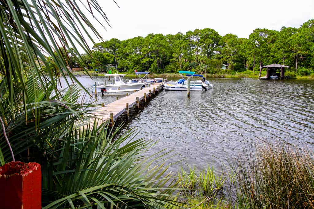 Cozy condo in paradise with pool, sauna & private dock - snowbird-friendly