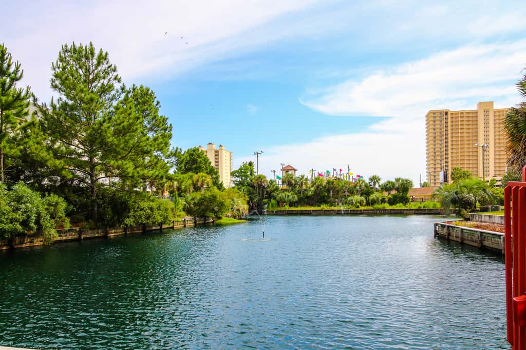 Cozy condo in paradise with pool, sauna & private dock - snowbird-friendly