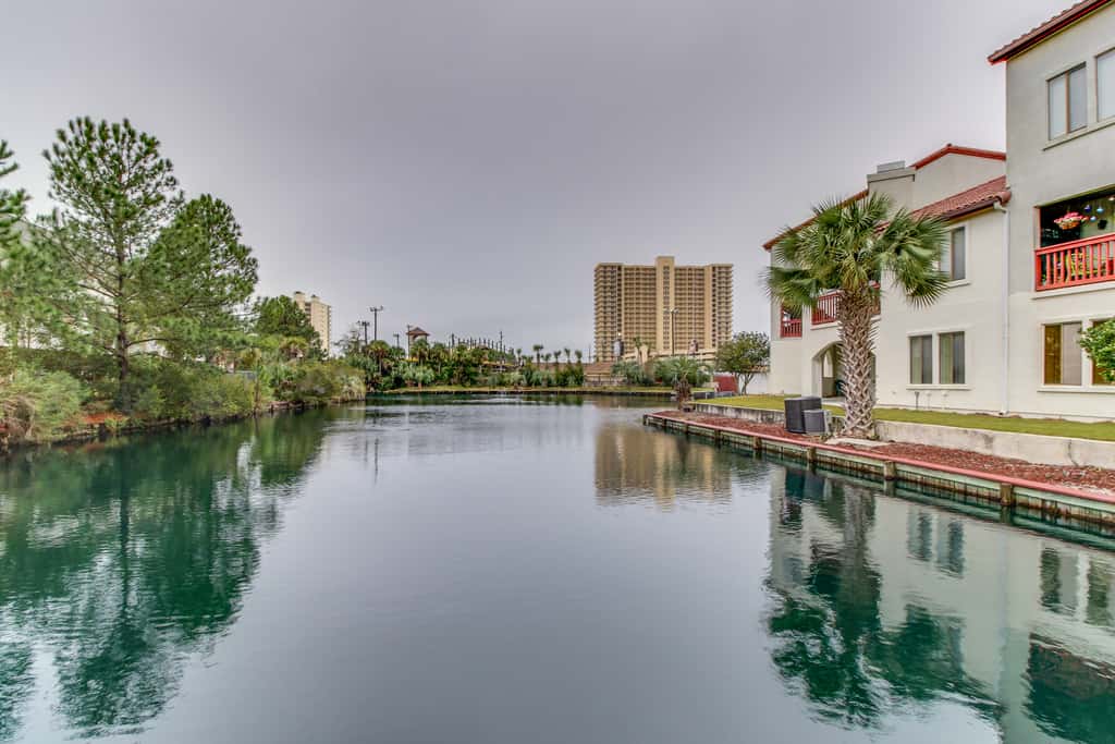 Relaxing retreat steps to the beach with pool & sauna - snowbird-friendly