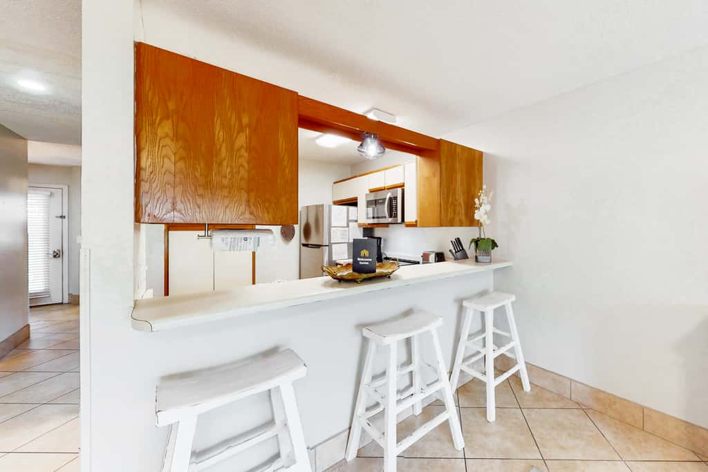 Condo close to the beach with pools, dock & tennis - snowbird-friendly