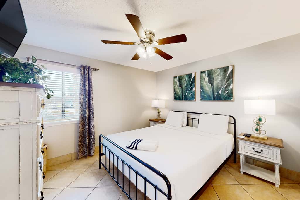 Condo close to the beach with pools, dock & tennis - snowbird-friendly