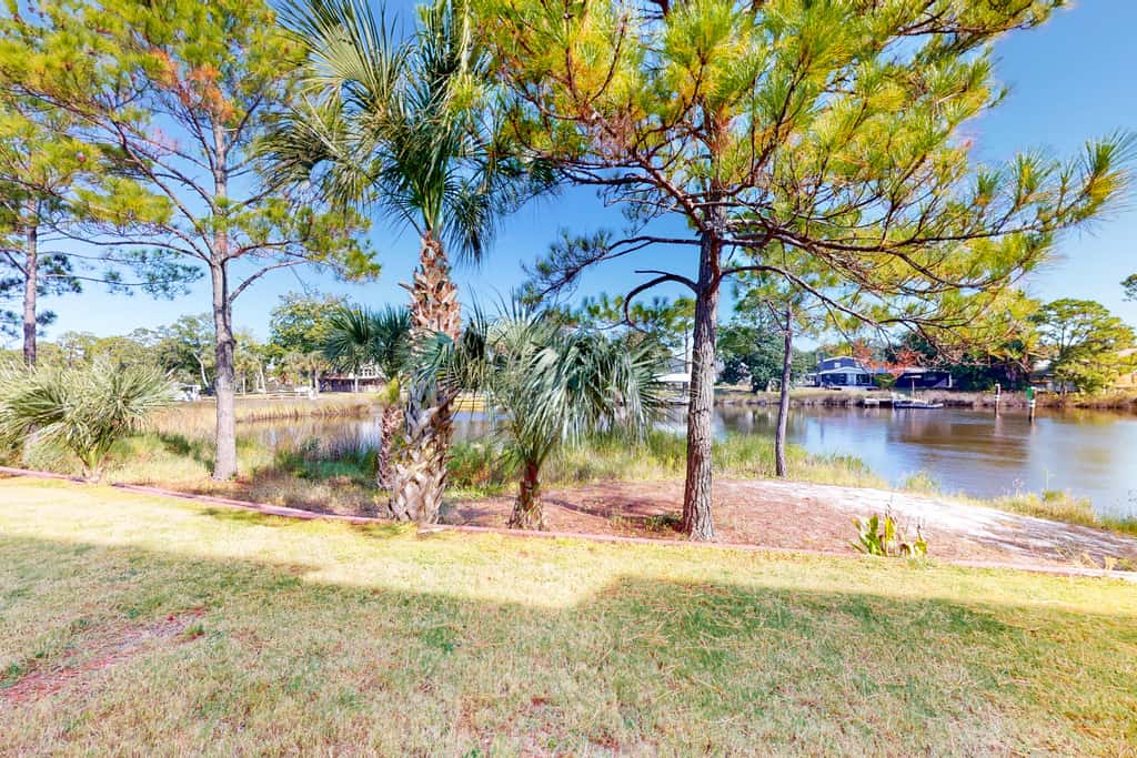 Condo close to the beach with pools, dock & tennis - snowbird-friendly