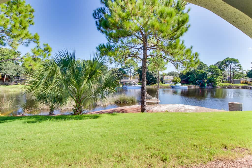 Condo close to the beach with pools, dock & tennis - snowbird-friendly
