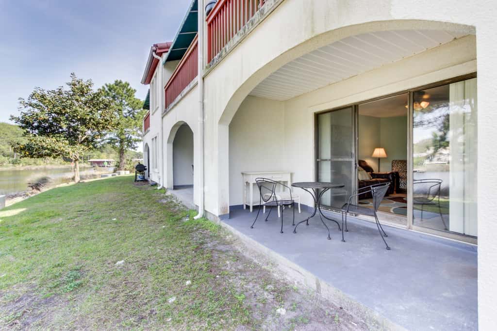 Condo close to the beach with pools, dock & tennis - snowbird-friendly
