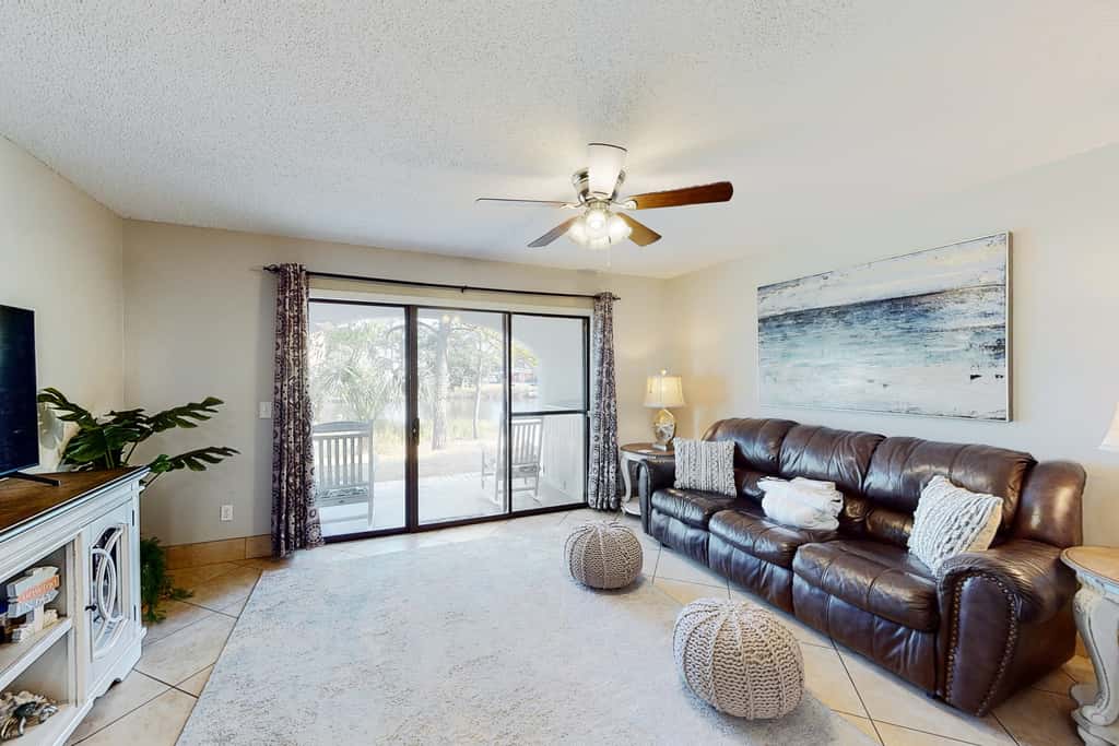 Condo close to the beach with pools, dock & tennis - snowbird-friendly
