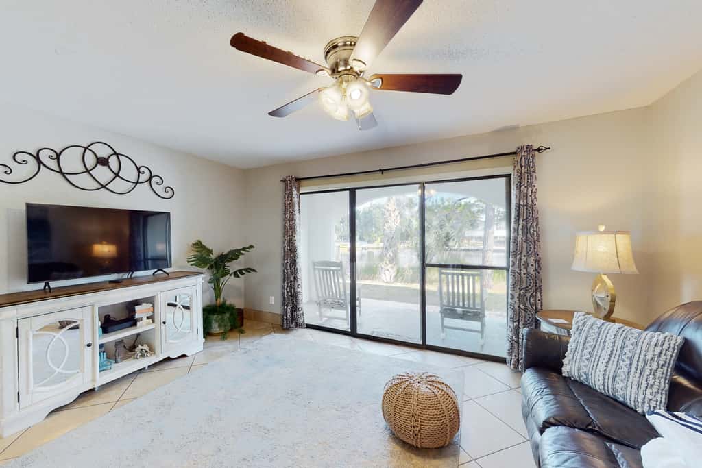 Condo close to the beach with pools, dock & tennis - snowbird-friendly