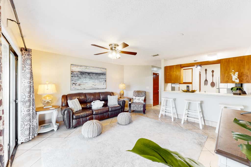 Condo close to the beach with pools, dock & tennis - snowbird-friendly