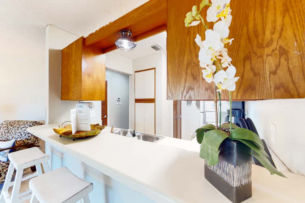 Condo close to the beach with pools, dock & tennis - snowbird-friendly