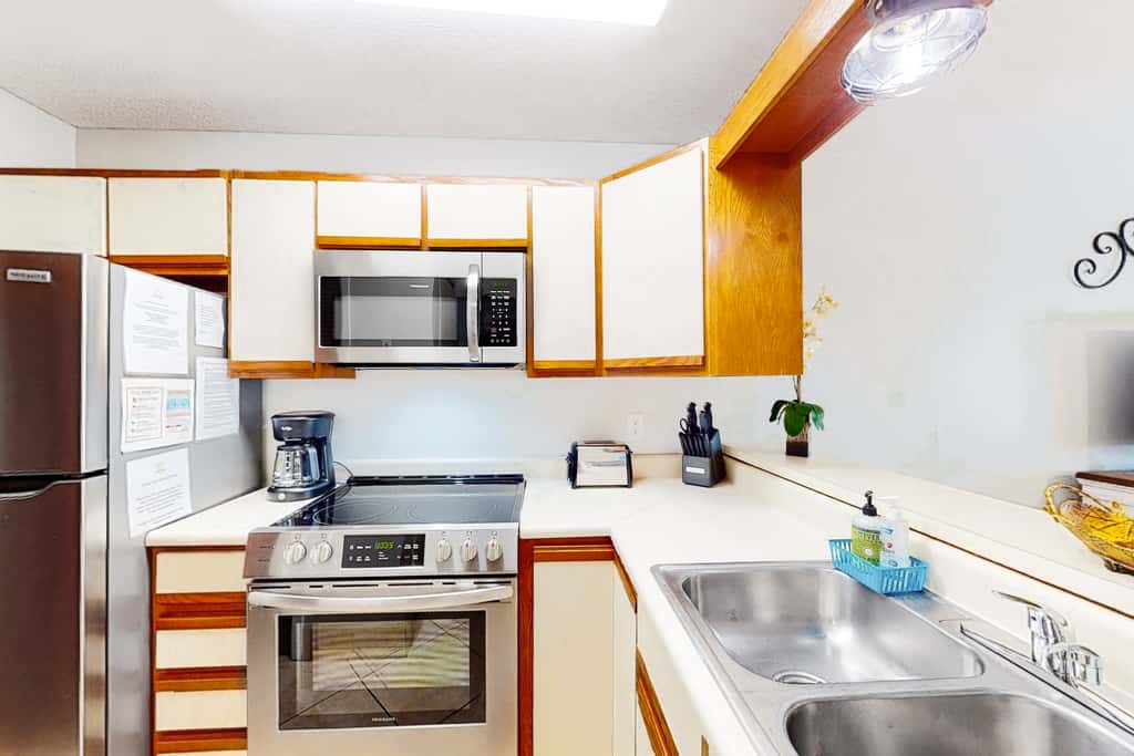 Condo close to the beach with pools, dock & tennis - snowbird-friendly