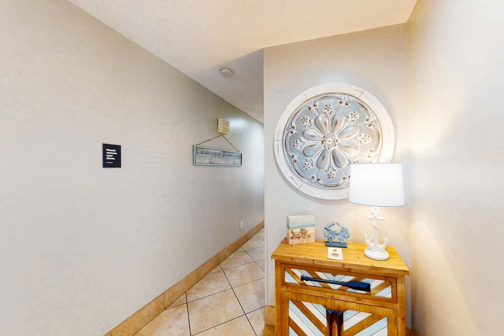 Condo close to the beach with pools, dock & tennis - snowbird-friendly