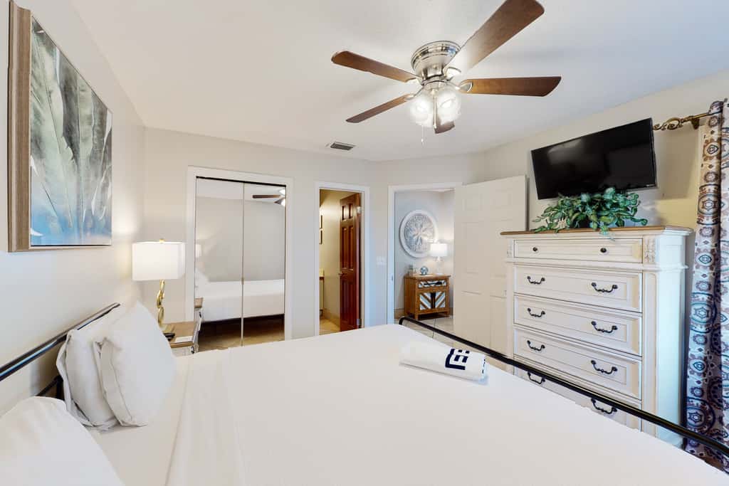 Condo close to the beach with pools, dock & tennis - snowbird-friendly