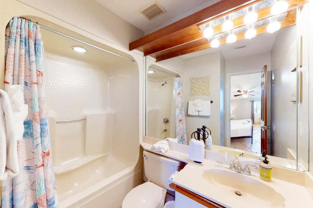 Condo close to the beach with pools, dock & tennis - snowbird-friendly