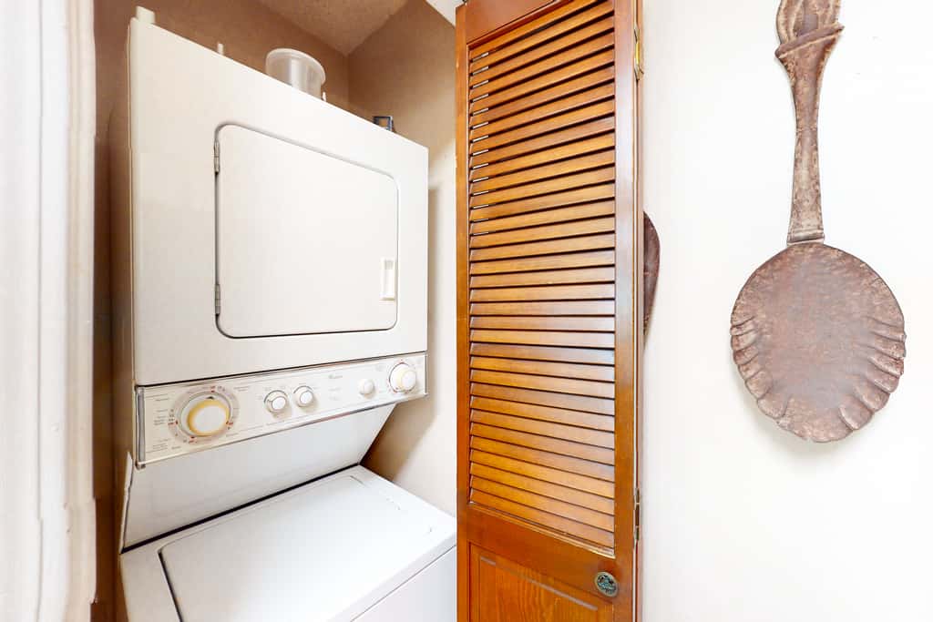 Condo close to the beach with pools, dock & tennis - snowbird-friendly