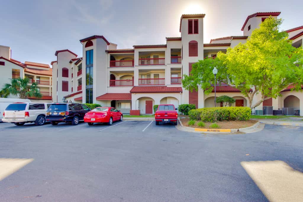 Condo close to the beach with pools, dock & tennis - snowbird-friendly