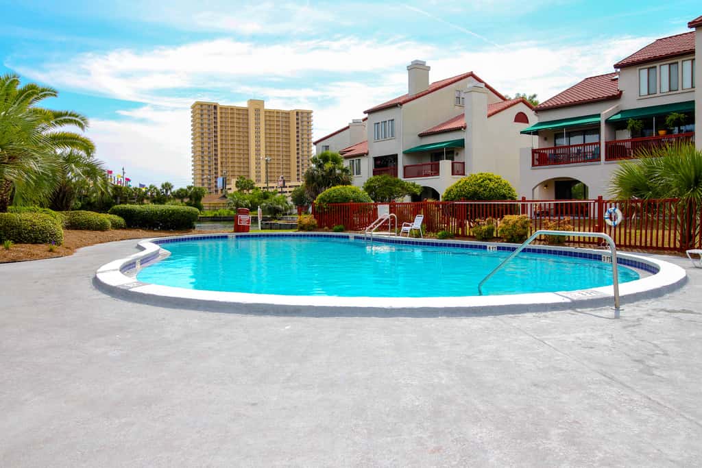 Condo close to the beach with pools, dock & tennis - snowbird-friendly