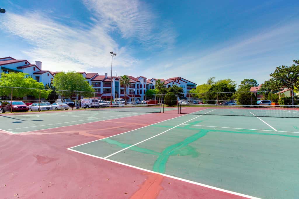 Condo close to the beach with pools, dock & tennis - snowbird-friendly