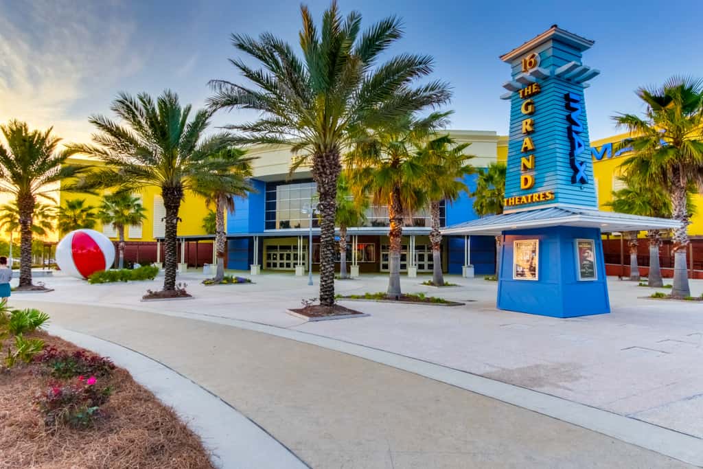 Condo close to the beach with pools, dock & tennis - snowbird-friendly
